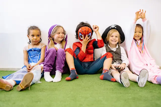 Cinco chicos disfrazados de princesa, hombre araña, pirata y unicornio